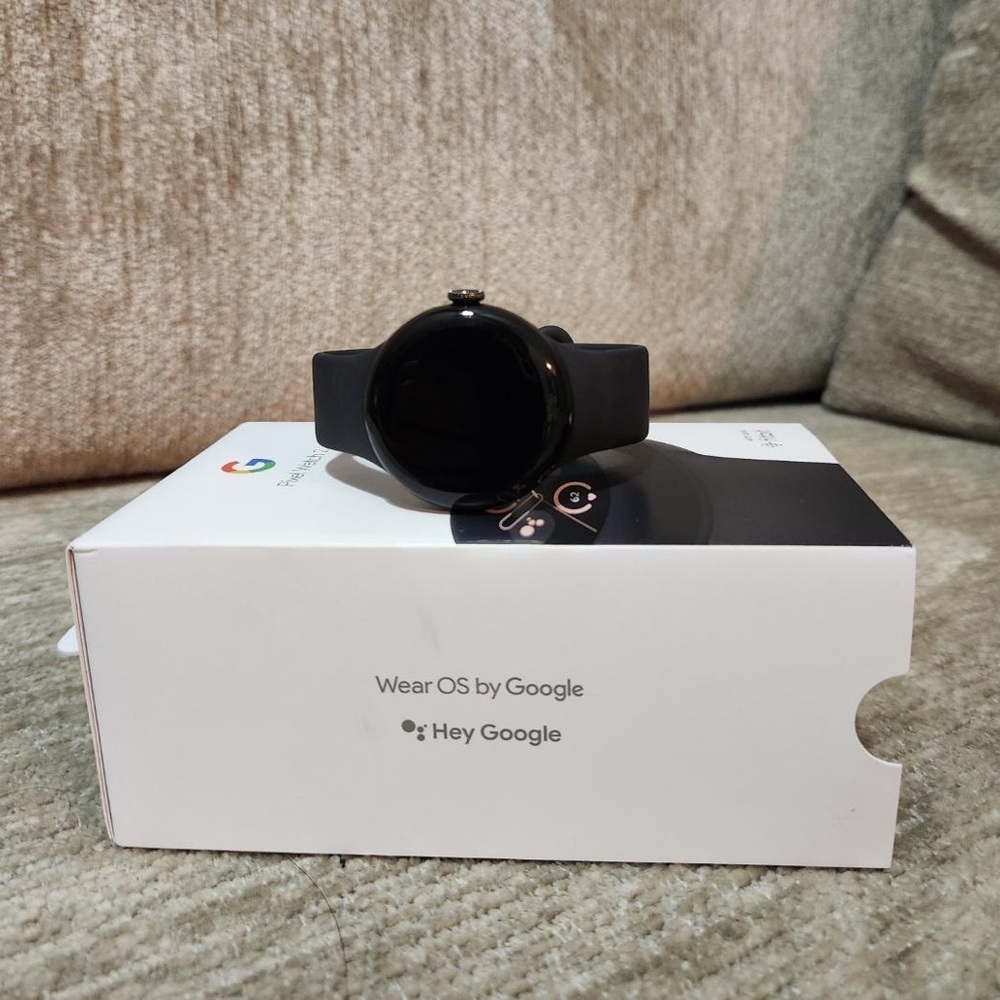 NEW GOOGLE PIXEL 2 SMART WATCH Silver band.